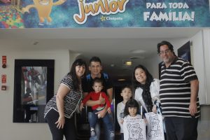 a diretoria do jornal Granja News posa para foto com família convidada diante da entrada para a Sala junior da Cinépolis do Iguatemi Alphaville