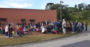 Alunos de Maylasky reunidos para plantar árvores para comemorar o dia mundial do meio ambiente