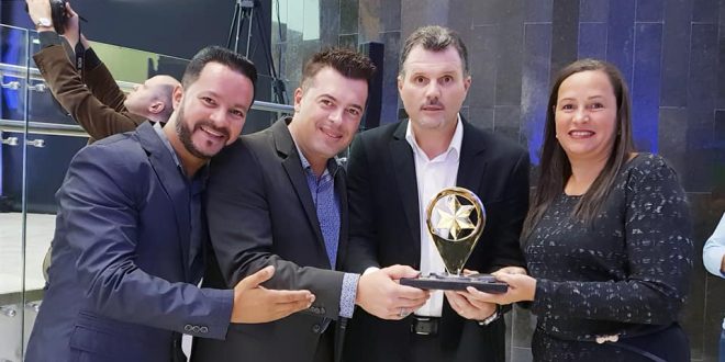 secretária municipal de Turismo e Cultura de Embu das Artes Rosana Almeida, o secretário adjunto de Turismo de Embu das Artes Anderson Zonta, o diretor de Turismo de Embu das Arets Régis Pires e o secretário estadual de Turismo Junior Aprillanti posam para foto com a premiação em mãos