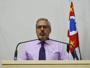 Vereador Julio Mariano discursa na tribuna da Câmara de São Roque