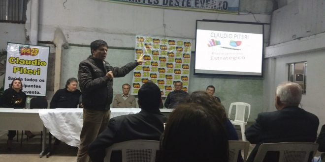 Claudio Piteri fala a lideranças
