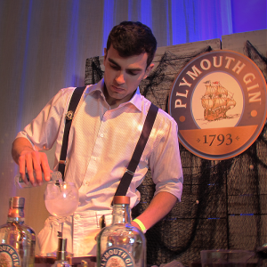 barman preparando drinks com gin para o World Gin Day
