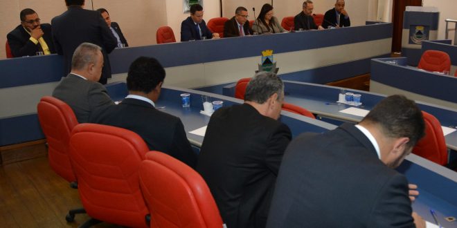 Celso Itiki, Professor Osmar, Pedinha e Fernando Jão sentados e vistos de costas e Marcinho Prates, Marcos Nena, Edson Silva, Arildo Gomes, Paulinho Lenha, a assessora jurídica da casa, Dr. Castor e Sandrinho Santos sentados na mesa diretora da sessao ordinária da Câmara de Cotia