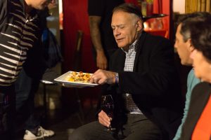 convidados se servindo dos canapés do Tantra durante evento de lançamento do livro Tributo a Elas, de Roberto Ferrari