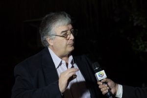 Roberto Ferrari concedendo entrevista a televisão durante lançamento de Tributo a Elas no Tantra