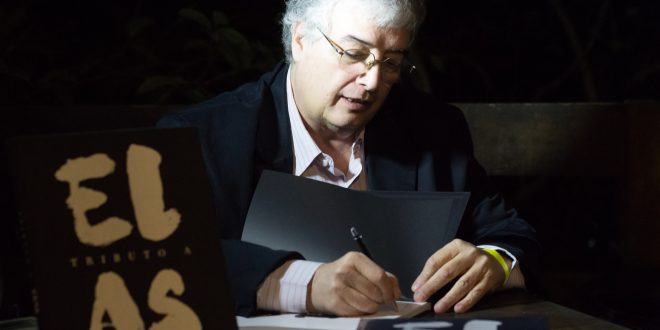 Roberto Ferrari autografando um exemplar de Tributo a Elas