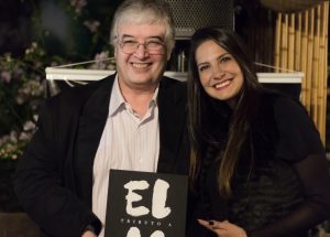 Roberto Ferrari, autor de Tributo a Elas, e Gisele Macedo durante evento de lançamento do livro