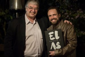 Roberto Ferrari, autor de Tributo a Elas, e o dentista Wolber Campos durante evento de lançamento do livro