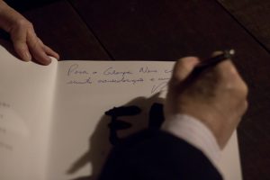 Roberto Ferrari autografa um exemplar de Tributo a Elas para o jornal Granja News