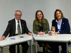 lideranças rotarianas sorriem para a câmera