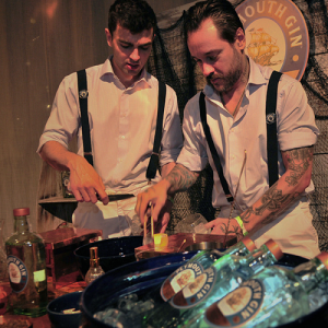 barmen preparando drinks com gin para o World Gin Day