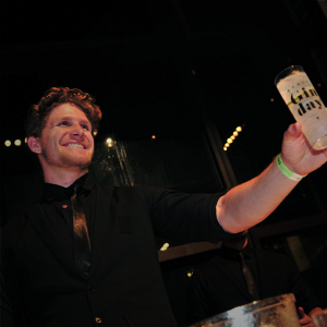 barman preparando drinks com gin para o World Gin Day