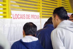candidatos do vestibular do segundo semestre das Fatecs conferem locais de prova