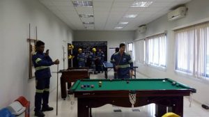 colaboradores da Gerdau Cotia aproveitando a sala de descompressão da empresa