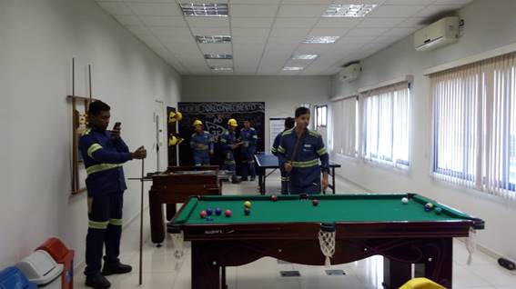 colaboradores da Gerdau Cotia aproveitando a sala de descompressão da empresa