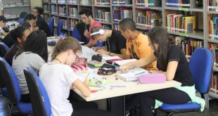 alunos de uma ETEC reunidos ee studando em uma biblioteca