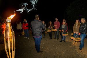 pessoas conversam sobre uvas à noite na Vinícola Goés