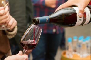 um vinho da Vinícola Goés sendo depositado em uma taça