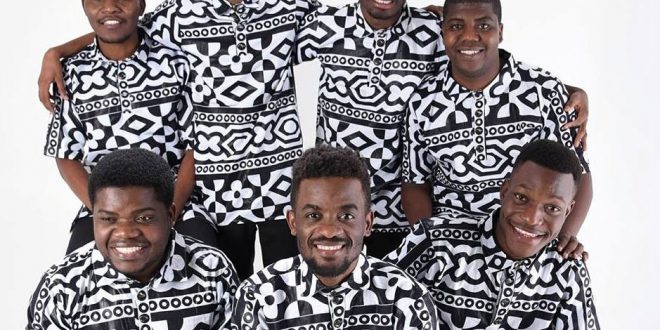 grupo musical makamba posa para foto