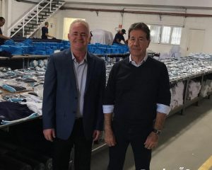 O prefeito de fatec Vargem Grande Paulista, Josué Ramos; e o Secretário de Educação, Cultura, Esporte e Turismo, Reinaldo de Oliveira; posando para foto na fábrica de uniformes
