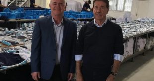 O prefeito de fatec Vargem Grande Paulista, Josué Ramos; e o Secretário de Educação, Cultura, Esporte e Turismo, Reinaldo de Oliveira; posando para foto na fábrica de uniformes