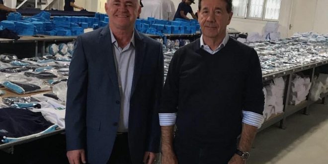 O prefeito de fatec Vargem Grande Paulista, Josué Ramos; e o Secretário de Educação, Cultura, Esporte e Turismo, Reinaldo de Oliveira; posando para foto na fábrica de uniformes