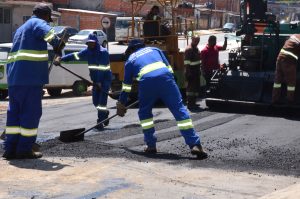 homens trabalhando em recapeamento de via em Carapicuíba