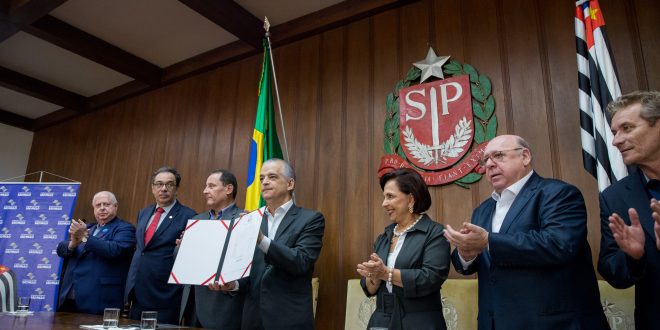 O governador Márcio França, exibe documento com assinatura de Convênios do Movimento Paulista de Segurança no Trânsito