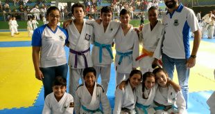 judocas de Cotia posando para foto