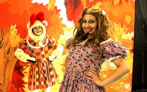 imagem promocional da peça Cachinhos Dourados, com a protagonista sorrindo para a câmera