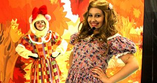 imagem promocional da peça Cachinhos Dourados, com a protagonista sorrindo para a câmera