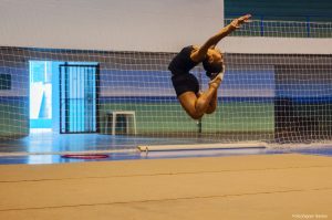 atleta cotiana se apresentando numa performance de ginástica rítmica