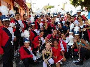 integrantes da Fanfarra Schoenacker posam para foto