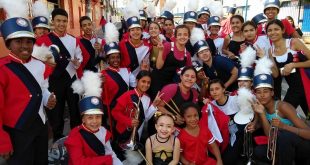 integrantes da Fanfarra Schoenacker posam para foto