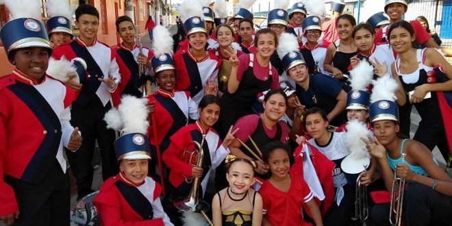 integrantes da Fanfarra Schoenacker posam para foto