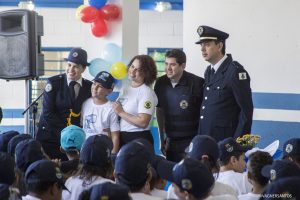 alunos e professores do Projeto Educando posando para foto com membros da guarda civil de Cotia