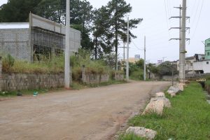 foto atual da Avenida Manuelino Prado, ainda pavimentada apenas com terra