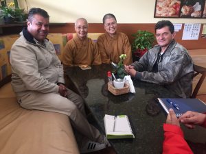 abadessa do projeto Filhos de Buda com atletas da iniciativa