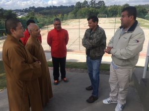 abadessa do projeto Filhos de Buda com atletas da iniciativa