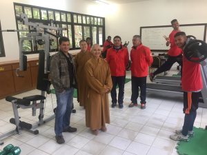 abadessa do projeto Filhos de Buda com atletas da iniciativa