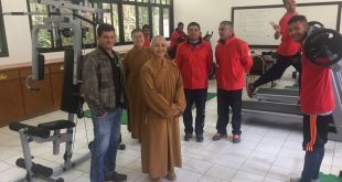 abadessa do projeto Filhos de Buda com atletas da iniciativa