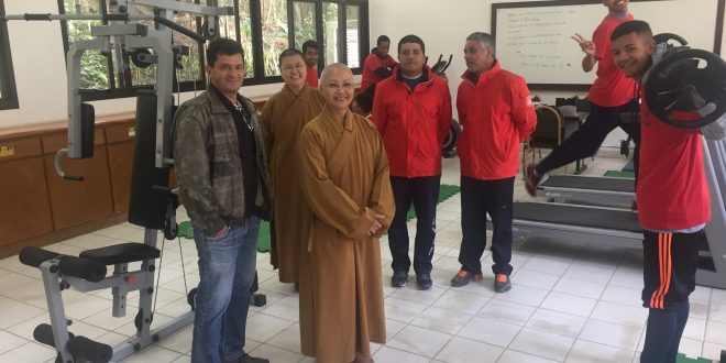 abadessa do projeto Filhos de Buda com atletas da iniciativa