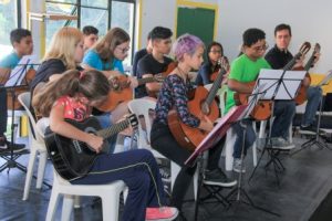 alunos do Projeto Guri se apresentando com violões