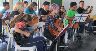alunos do Projeto Guri se apresentando com violões