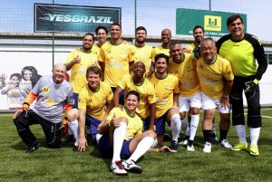 equipe posa para foto na quadra de futebol society do plaza shopping carapicuíba