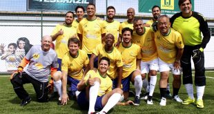 equipe posa para foto na quadra de futebol society do plaza shopping carapicuíba