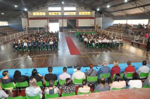 pessoas reunidas para formatura do Proerd