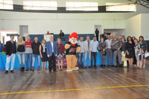 alunos, professores e participantes do Proerd posam com o leão mascote do projeto