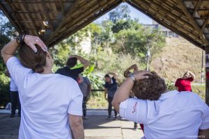 participantes do programa Emagrecer Certo fazendo alongamento