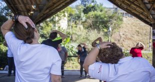 participantes do programa Emagrecer Certo fazendo alongamento